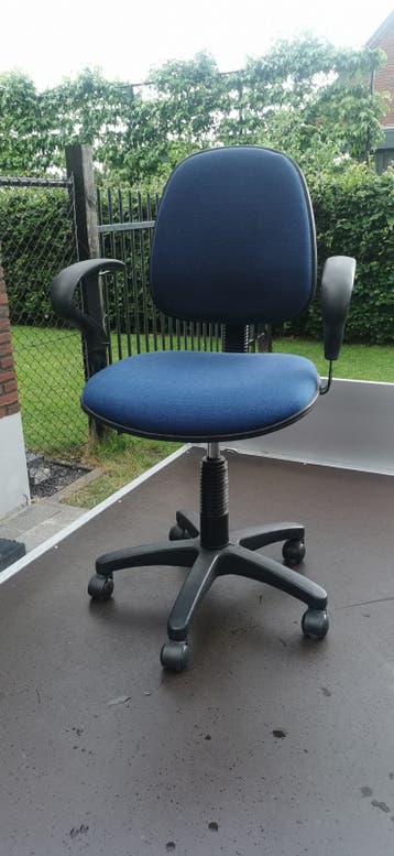 Blauwe bureaustoel met armleuningen