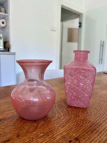 In ruil voor thee: 2 roze vaasjes