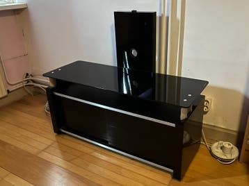 Zwart glazen tv-meubel met tv-beugel