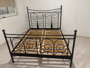 Zwart metalen tweepersoonsbed met lattenbodems
