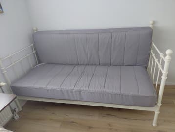 Metalen bed frame + 2 matrassen