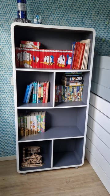 Gratis: grijs witte boekenkast