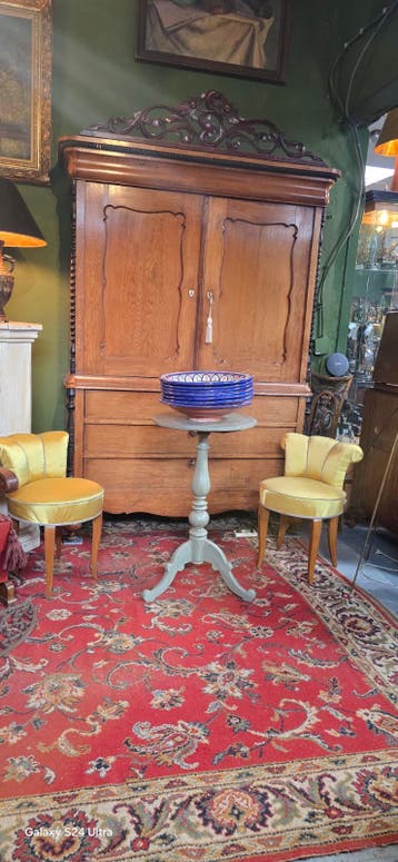 Ruim aanbod vintage, modern, antiek meubilair en curiosa