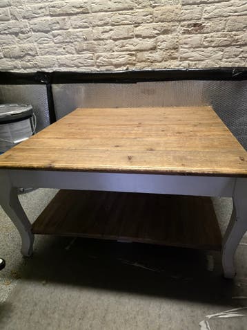 houten salontafel met wit onderstel