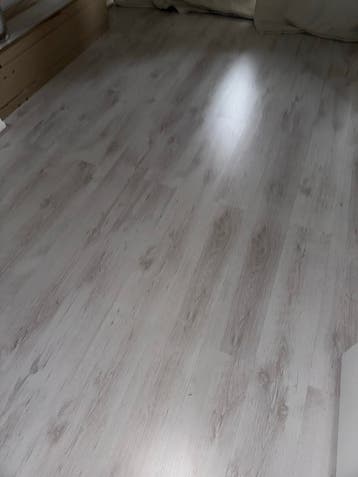 Lichtgrijze laminaatvloer 80 m² - 100 m²