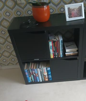 Zwart IKEA Kallax vakkenkast met deurtjes