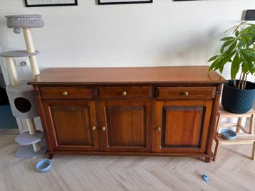 Massief houten dressoir met lades en deuren
