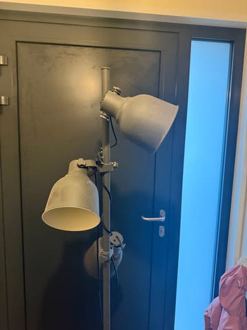 Grijze vloerlamp met 3 verstelbare spots (gratis)