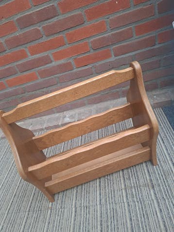 Gratis Houten krantenbak / tijdschriftenhouder
