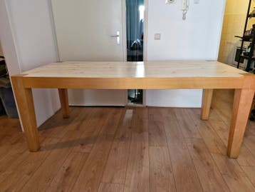 Gratis af te halen massieve eettafel en 6 stoelen.