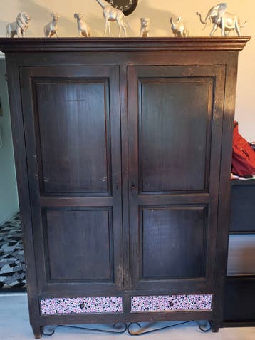 Grote kast met legplanken .
