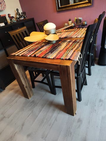 Eettafel. Massief, erg stevig