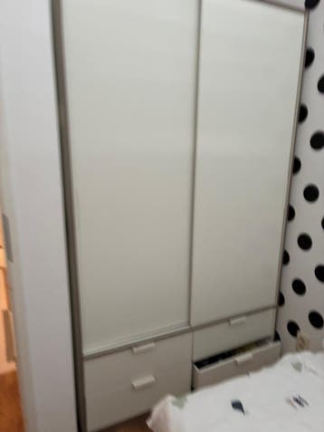Witte kledingkast met schuifdeuren en lades