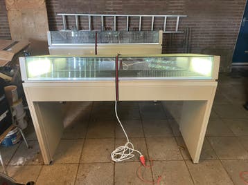 Gratis 2 Vitrine kasten