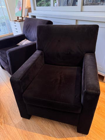 Twee comfortabele zwarte fauteuils