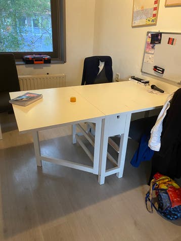 Witte tafel en bureau GRATIS
