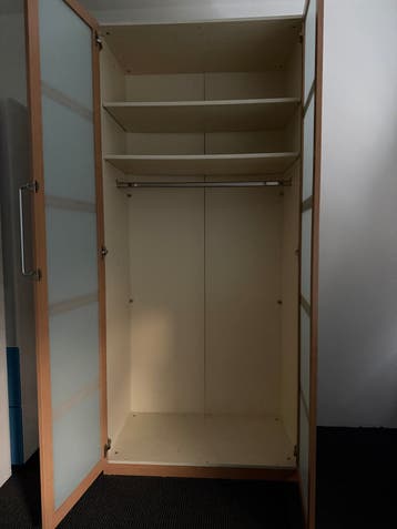 Kledingkast met glazen deuren en hang- en legruimte