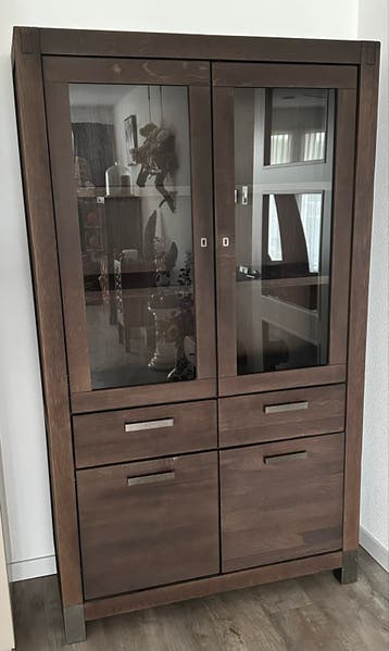 Mooie houten vitrinekast met lades en deuren