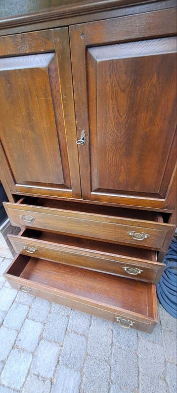 Houten kast met lades en deuren