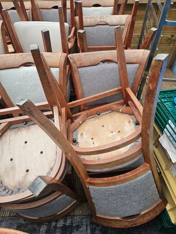 Partij houten stoelen met stoffen bekleding