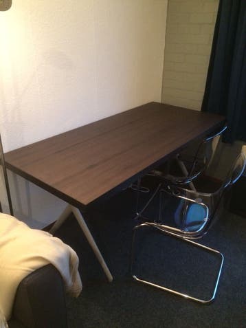 IKEA Donkerbruin Bureau/Tafel met Lichtgrijze Poten