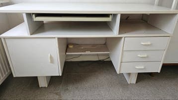 Wit bureau met lades en opbergruimte