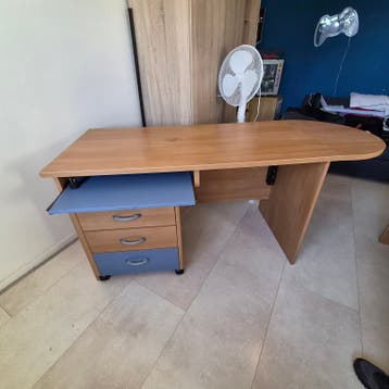 Houten bureau met lades en uitschuifbaar toetsenbordblad