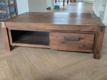 Robuuste houten salontafel met lade en opbergvak