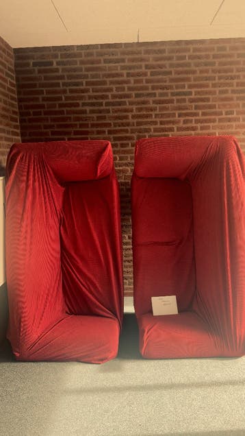 Leren bankjes 2x rood met beschermhoes