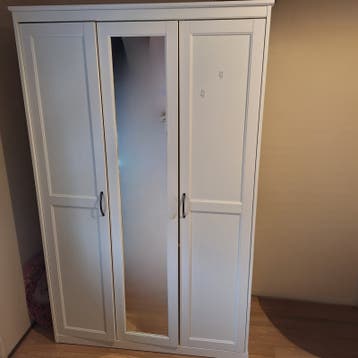 Witte Ikea kledingkast met spiegeldeur en hangruimte