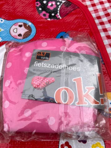 Roze fietszadelhoes met stippen - waterdicht Gratis