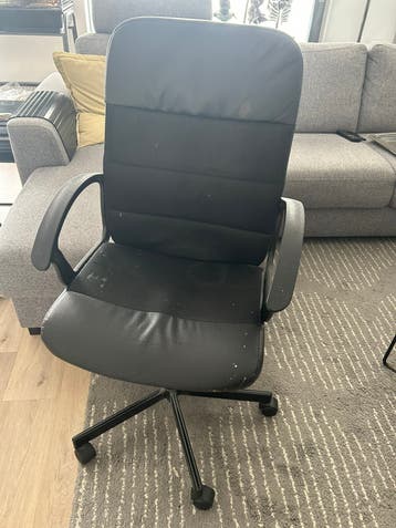 IKEA bureau stoel. Met verf vlekjes en stoffig