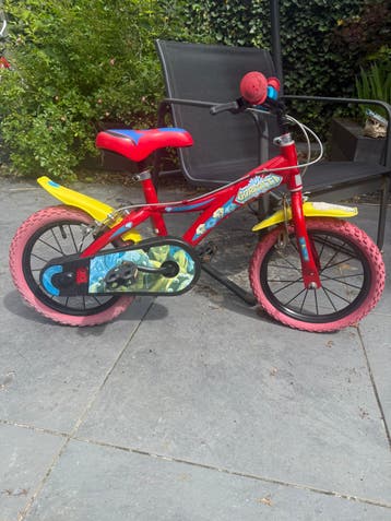 Kinderfiets rood met roze banden