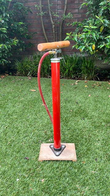 Robuuste rode fietspomp met houten handvat
