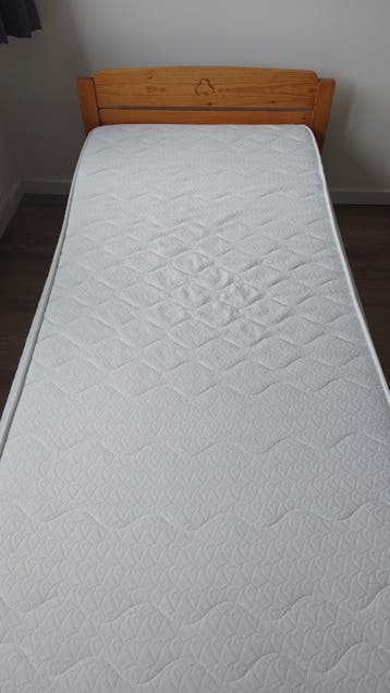 Eenpersoonsbed met matras, 90x200 cm, grenenhout
