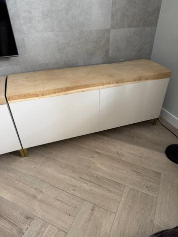 *gratis* Ikea Besta met losse eiken plank. Beige deurtjes