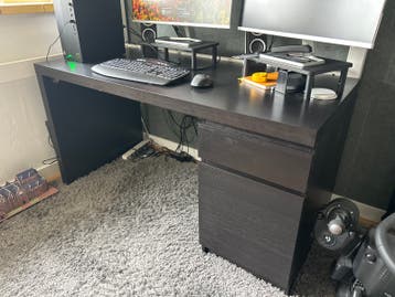 Donkerbruin MALM bureau met lades