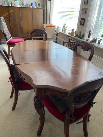 Tafel met 4 stoelen uitklapbaar. Mooi hout