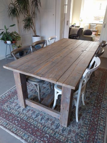 *Gratis* Steigerhouten tafel met 6 stoelen