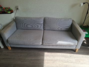 Gratis: Grijze driezitsbank