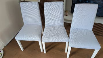 Drie IKEA Bergmund stoelen met blauw-wit gestreepte hoezen