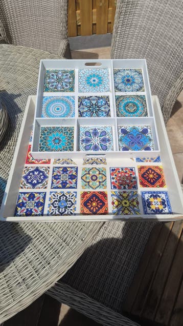 GRATIS 2 mooie dienbladen met kleurrijke tegeltjes