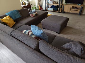 Grote hoekbank met chaise longue en poef