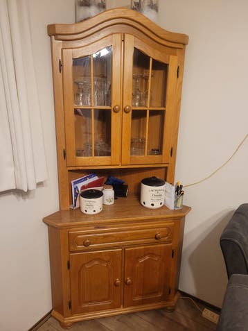 Gratis hoekkast van eikenhout met vitrine en opbergruimte