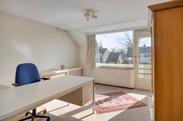 Kantoorinrichting hoekbureau, ladenblokken en lage kast