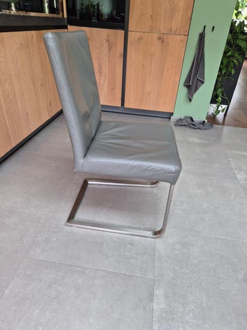 2 grijze leren stoelen van Sanders Meubels