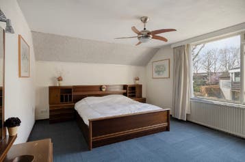 Tweepersoonsbed, nachtkastjes, kledingkast, kaptafel