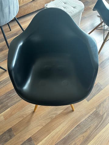 Set van 4 zwarte stoelen met houten poten