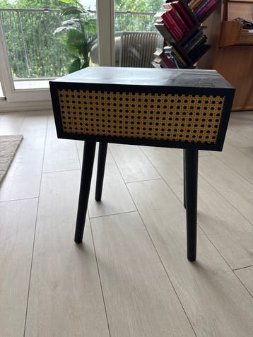 Gratis Nachtkastje met rotan detail