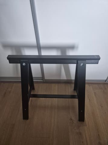 Gratis twee zwarte houten schragen